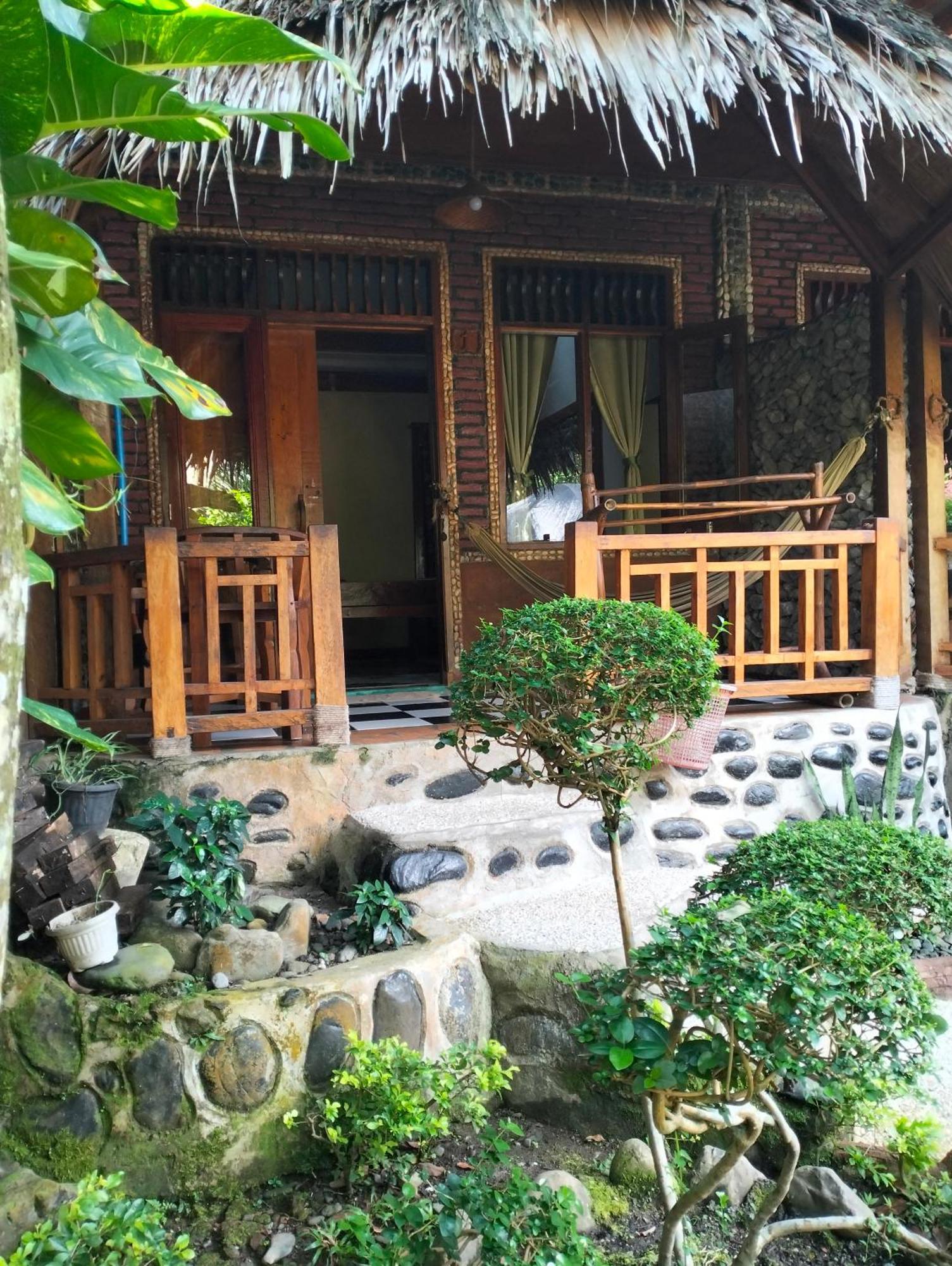 Junia Guesthouse Bukit Lawang Exterior foto